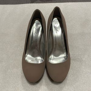 Beautiful, barely worn Qupid size 6 1/2 shoes